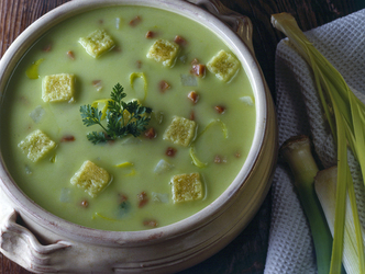 VELLUTATA DI PISELLI CON CROSTINI E PANCETTA