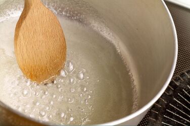 MOUSSE DI YOGURT ALLE FRAGOLE CON PISTACCHI MOUSSE DI YOGURT ALLE FRAGOLE CON PISTACCHI