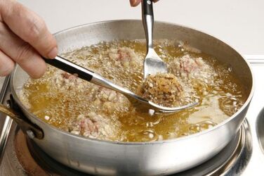 POLPETTE ALLE MANDORLE CON CURRY E PISELI