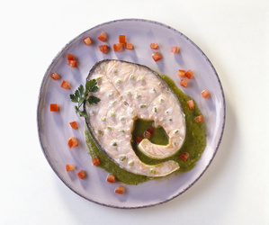 SALMONE AL VAPORE CON OLIVE VERDI