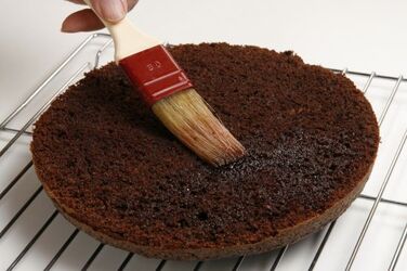 TORTA AL CACAO CILIEGIE SCIROPPATE E PANNA MONTATA