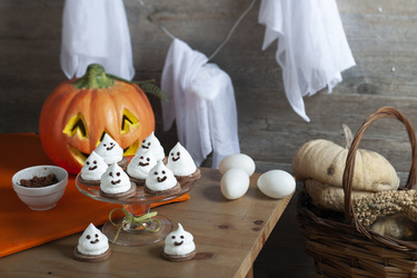 FANTASMINI DI MERINGA SU BISCOTTINI DI FROLLA