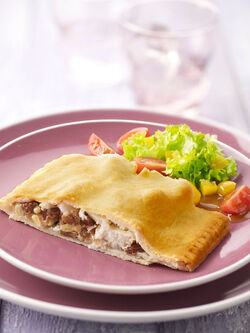 STRUDEL SALATO CON POLLO PINOLI UVETTA STRUDEL SALATO CON POLLO PINOLI UVETTA