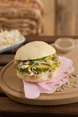 PANINO DI RISO CON AVOCADO GRIGLIATO GERMOGLI DI SOIA E CREMA DI SEMI DI GIRASOLE