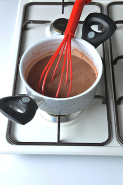 TAZZE DI CIOCCOLATO CON FANTASMI DI MERINGA