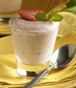 MOUSSE DI YOGURT ALLE FRAGOLE CON PISTACCHI MOUSSE DI YOGURT ALLE FRAGOLE CON PISTACCHI
