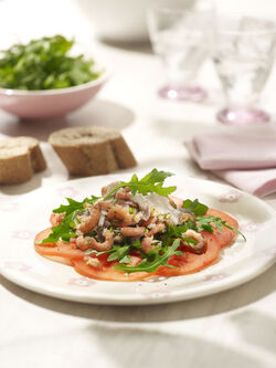 CARPACCIO DI POMODORI RUCOLA E GAMBERETTI