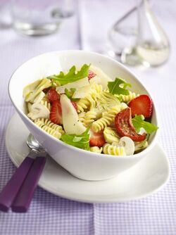 FUSILLI IN INSALATA CON FRUTTA E CRUDIT&Eacute; ALLA TOSCANA