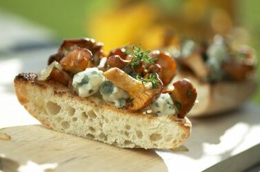 TOAST AI FUNGHI E ROQUEFORT