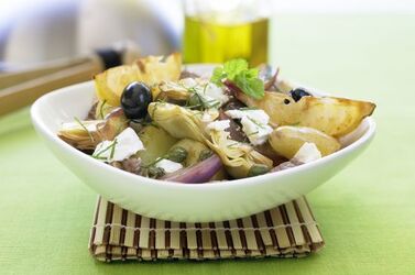 AGNELLO ALLA GRECA CON FETA E CARCIOFI