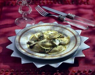 MEZZELUNE AI PORCINI