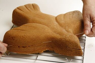 TORTA COLOMBA CON CONFETTINI RIPIENA DI PANNA E FRUTTI ROSSI