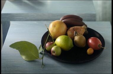 FRUTTA ESOTICA SU PIATTO