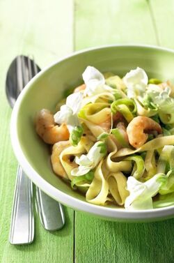 TAGLIATELLE CON GAMBERETTI E FIORI DI PISELLO