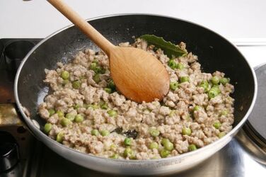 CANNOLI DI FORMAGGIO E VITELLO CON RAMECCHE AL PROSCIUTTO CANNOLI DI FORMAGGIO E VITELLO CON RAMECCHE AL PROSCIUTTO