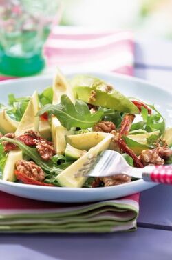 INSALATA DI AVOCADO E POMODORI SECCHI