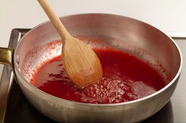 BUDINI DI SEMOLINO CON GELATINA DI RIBES BUDINI DI SEMOLINO CON GELATINA DI RIBES