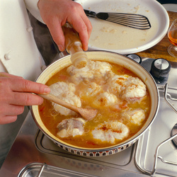 RANA PESCATRICE CON SALSA DI PEPERONI E PINOLI RANA PESCATRICE CON SALSA DI PEPERONI E PINOLI
