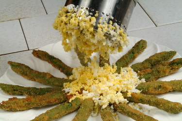 ASPARAGI FRITTI CON MIMOSA DI UOVA