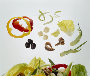 VERDURE CHE CADONO SULL INSALATA