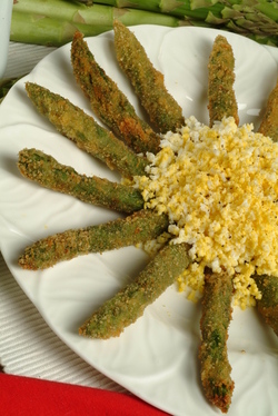 ASPARAGI FRITTI CON MIMOSA DI UOVA