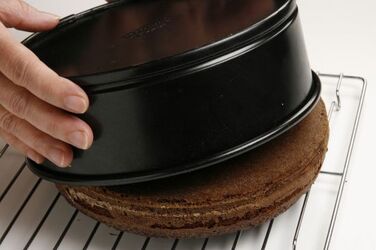 TORTA AL CACAO CILIEGIE SCIROPPATE E PANNA MONTATA