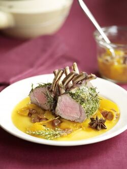 CARRE DI AGNELLO ALLE ERBE CON CHUTNEY DI PESCHE