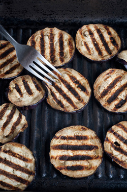 PANINO INTEGRALE CON FORMAGGIO ALLA MANDORLA MELANZANE GRIGLIATE E SALSINA DI YOGURT AL PREZZEMOLO