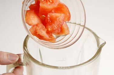 TRANCI DI SALMONE CON SALSA AI CAPPERI TRANCI DI SALMONE CON SALSA AI CAPPERI