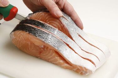TRANCI DI SALMONE CON SALSA AI CAPPERI TRANCI DI SALMONE CON SALSA AI CAPPERI
