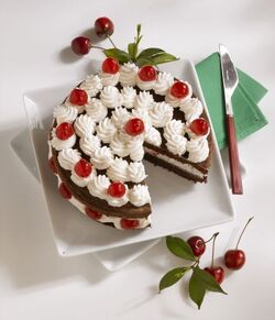 TORTA AL CACAO CILIEGIE SCIROPPATE E PANNA MONTATA TORTA AL CACAO CILIEGIE SCIROPPATE E PANNA MONTATA