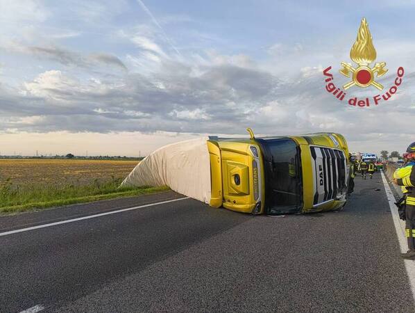 Rovigo A tractor trailer overturns on the A13 closing the highway.