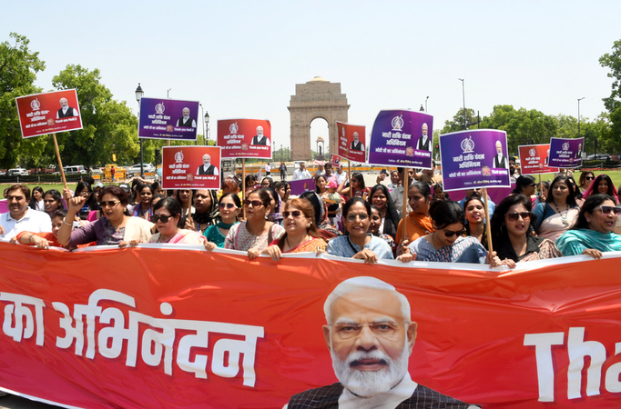 India Women Form Human Chain To Expresses Gratitude to PM Narendra Modi Over Women s Reservation Act India Women Form Human Chain To Expresses Gratitude to PM Narendra Modi Over Women s Reservation Act