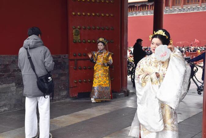 Ming style Hanfu tourists flood Beijing s Forbidden City in early spring Ming style Hanfu tourists flood Beijing s Forbidden City in early spring