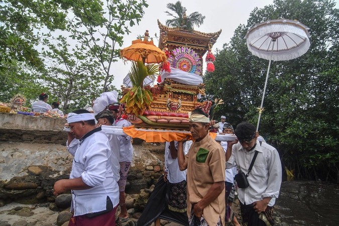 Melasti Hindus Welcome The Nyepi Saka New Year Parigi Moutong Central Sulawesi Indonesia 17 Mar 2026