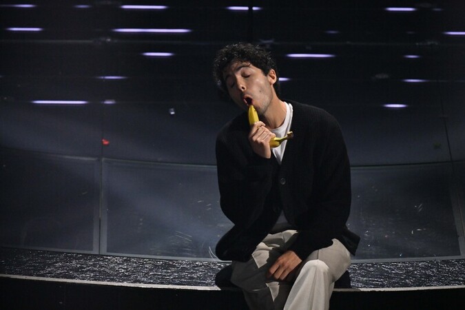 Sanremo 76&deg; Festival della Canzone Italiana. Domenica In. Fulminacci canta con una banana al posto del microfono