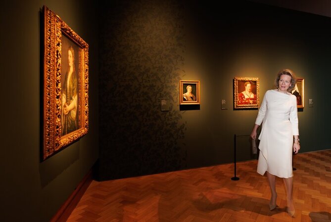 Bruxelles la regina Mathilde partecipa a una mostra Bellezza e Bruttezza presso il Centre for Fine Arts