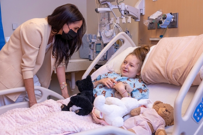 Los Angeles Meghan Markle in mascherina visita a sorpresa ai pazienti di un ospedale pediatrico
