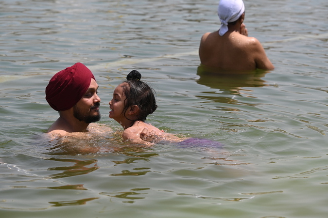 India Devotees Take Holy Bath In Sarovar Of Gurdwara Bangla Sahib On The Baisakhi Festival India Devotees Take Holy Bath In Sarovar Of Gurdwara Bangla Sahib On The Baisakhi Festival