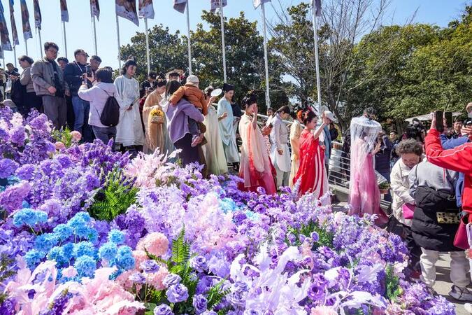 Shanghai Flower Festival Sees Record 100 000 Visitors in Single Day Shanghai Flower Festival Sees Record 100 000 Visitors in Single Day