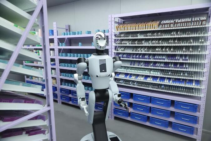 Cina i robot ricoprono molti incarichi dal vigile al farmacista Cina i robot ricoprono molti incarichi dal vigile al farmacista