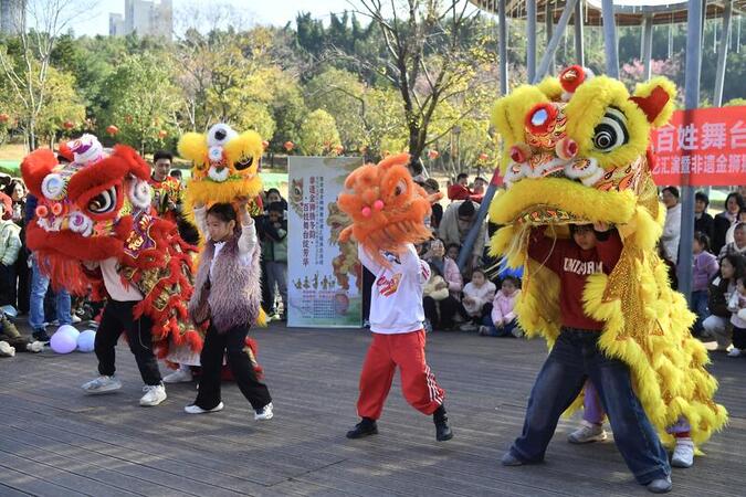 Lion Dance Performance Attracts Crowds in Fuzhou