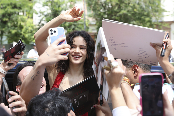 ROSAL&Iacute;A SE DEJA QUERER POR SUS FANS EN SEVILLA