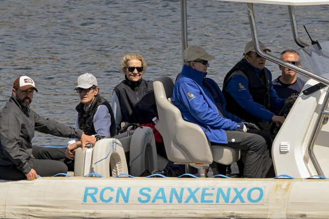 EL REY EM&Eacute;RITO JUNTO A LA INFANTA ELENA DISFRUTA DE LAS REGATAS DE SANXENXO