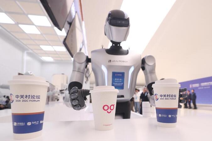 Robot bartenders become hot attraction at Zhongguancun Forum Robot bartenders become hot attraction at Zhongguancun Forum