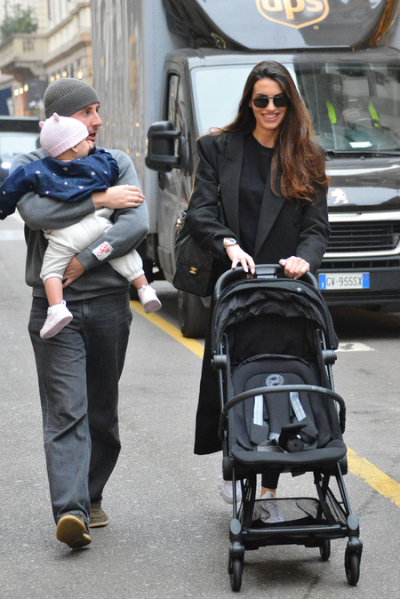 Milano Carolina Stramare pomeriggio da mamma merenda con la piccola Bianca e un amico e poi sosta al Sant Ambroeus Milano Carolina Stramare pomeriggio da mamma merenda con la piccola Bianca e un amico e poi sosta al Sant Ambroeus