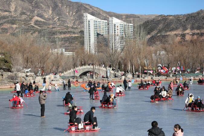Residents enjoy ice activities in Xining