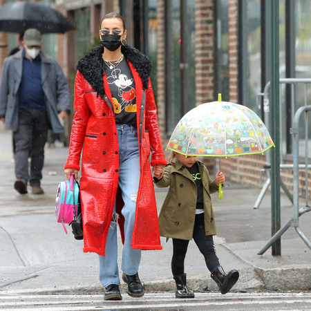 [RESQUEST] Irina Shayk And Lea Cooper Walk To Lunch On Rainy Day In West Village In New York City. 04/11/2021