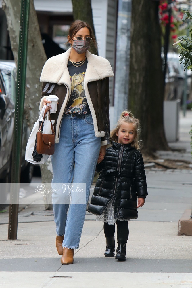 [REQUEST] Irina Shayk As She Picks Her Daughter Up From School In NYC. 04/12/2021