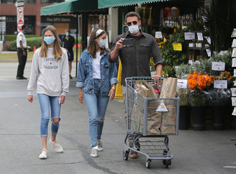 So romantic Ben Affleck and Ana De Armas at Whole foods supermarket buying flowers June 5, 2020
X17online.com
